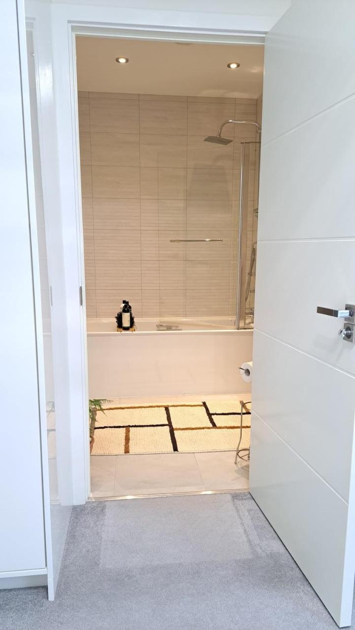 Cozy Double Room With Large En Suite Near Canary Wharf London With Amazing Views In A Shared Apartment Exterior foto